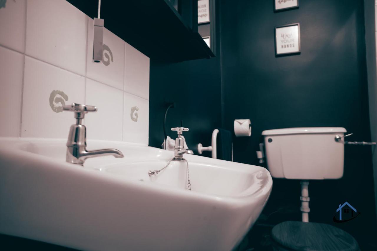 Flat 1 - King Bed, Parking, Workspace, Wi-Fi, Corporates ノッティンガム エクステリア 写真